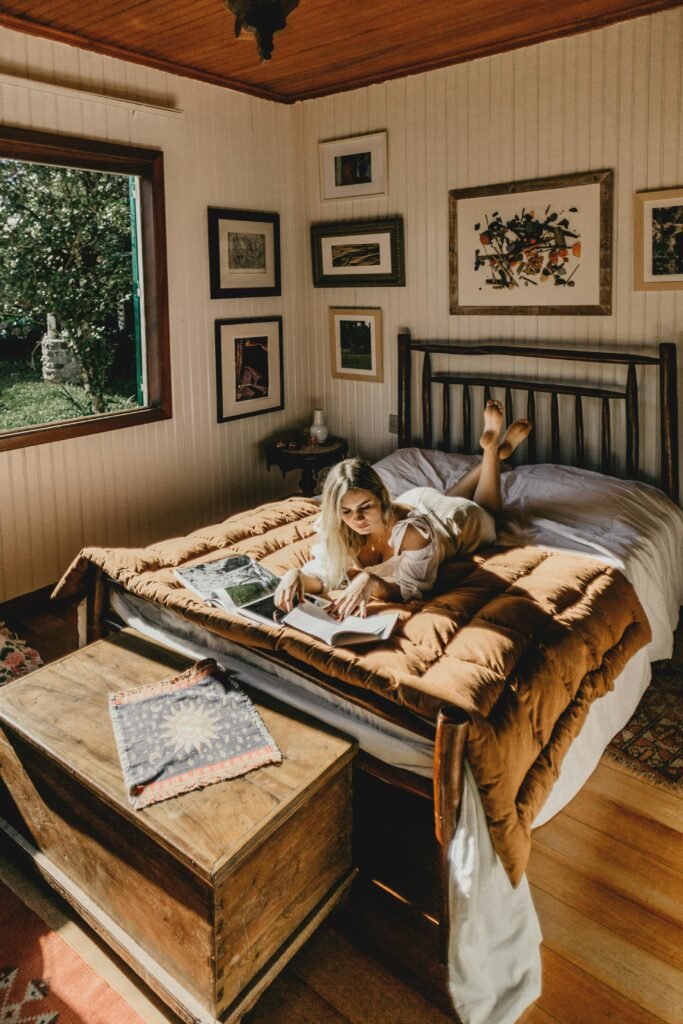 image d'une femme sur un lit dans une chambre espace je cherche a transmetre l'idée du feng shui