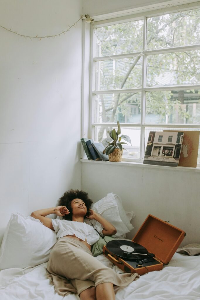 photo d'une femme allongé en ecoutant de la musique